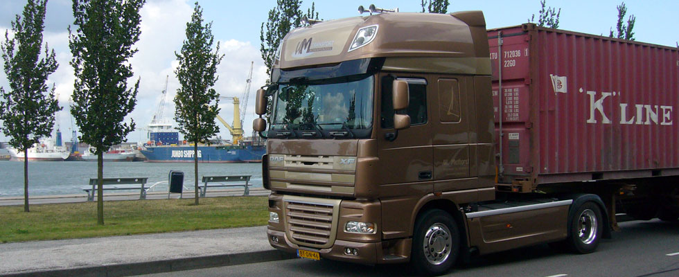 Vrachtwagen van WM Transport met zeecontainer